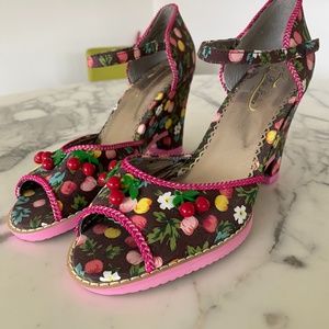 Poetic License fruity floral wedge sandals -size 38.5/7.5
